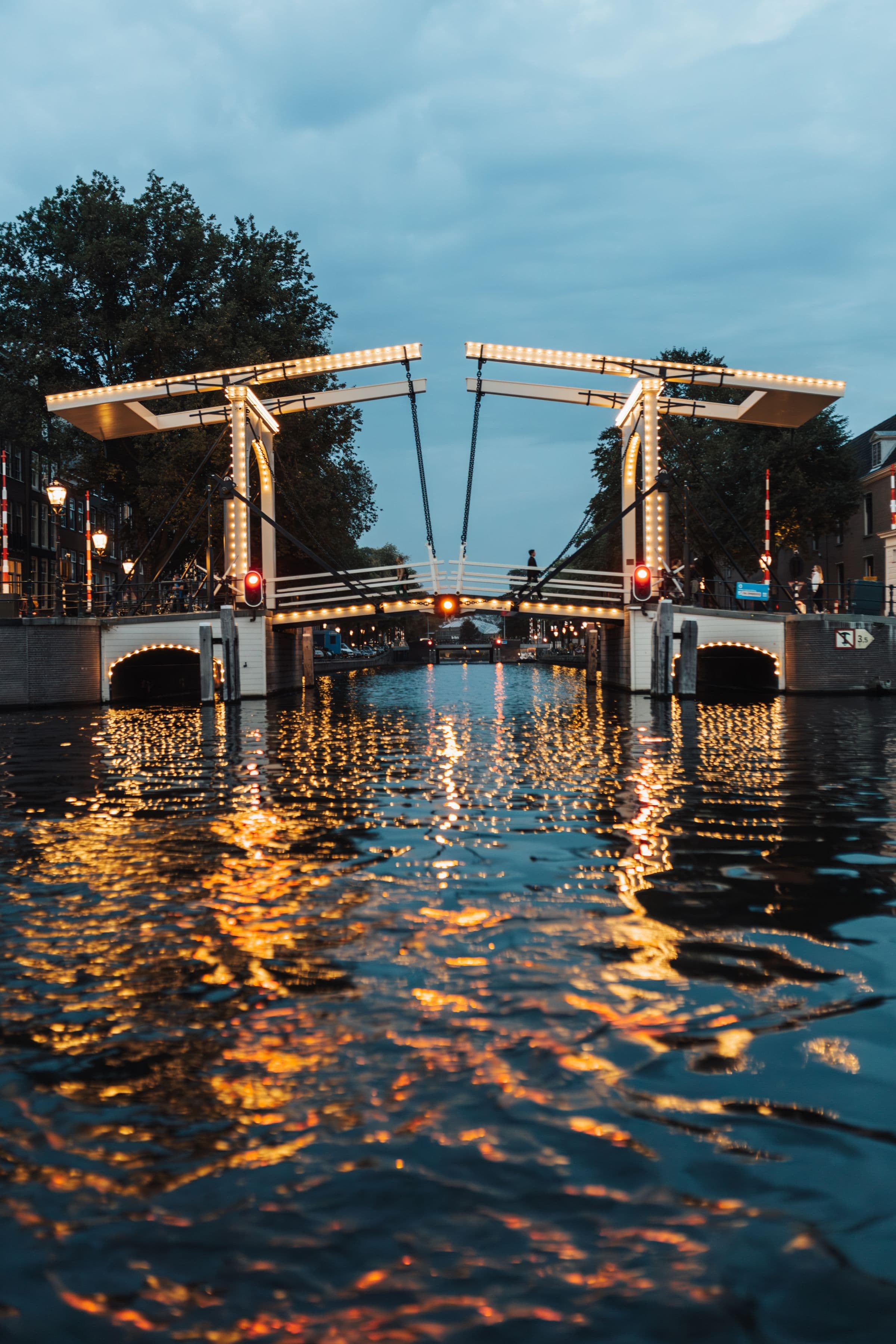 Magere Brug in Amsterdam bij avond
